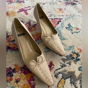 Stuart Weitzman vintage cream leather kitten heels/pumps